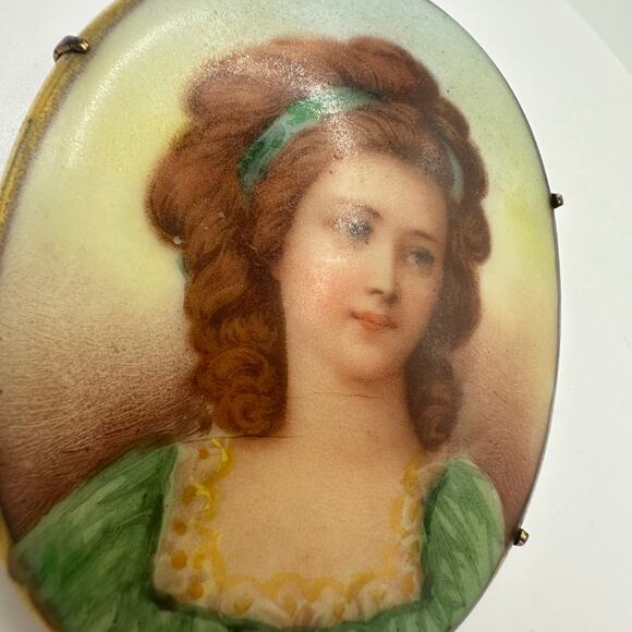 Antique Victorian hand painted woman in green portrait miniature brooch - Picture 3 of 8